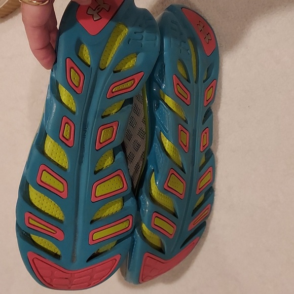 Women's Size 8 Under Armour Spine Sneakers - Picture 10 of 12